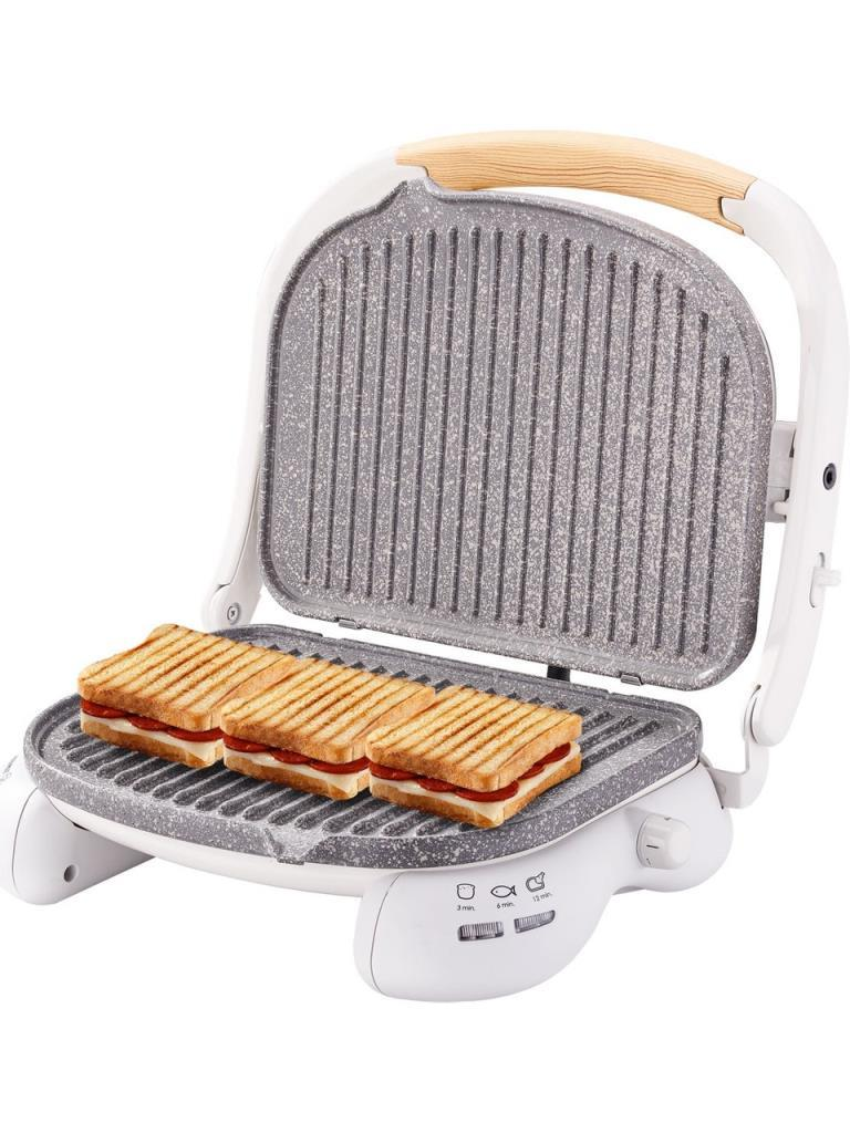 Peynir ve domates dolgulu, üç adet ızgara sandviçin açık olduğu tost makinesi.