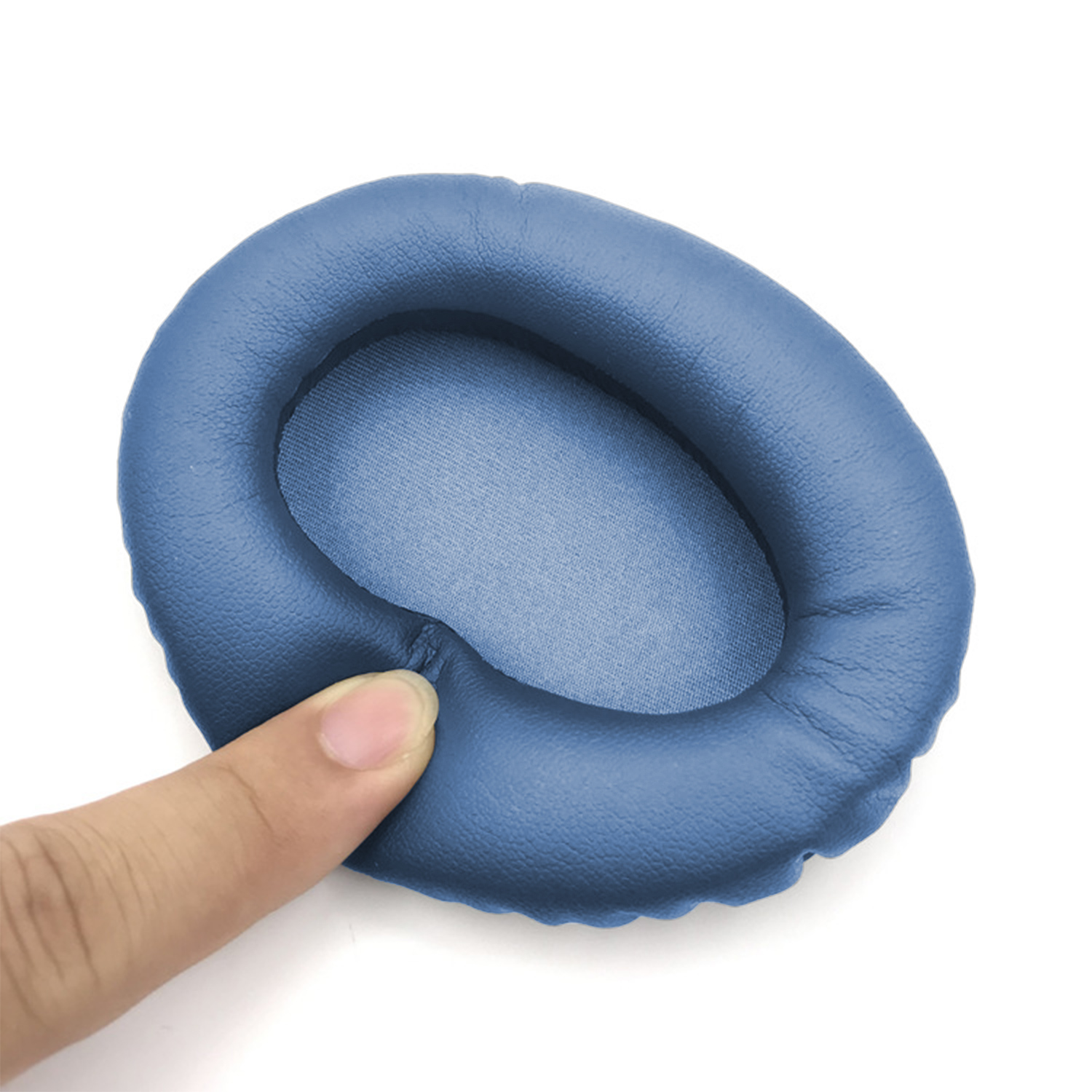 Ein blauer Ohrpolster wird von einem Finger gedrückt.