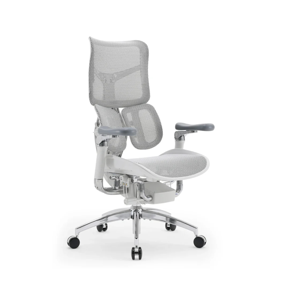 Ein moderner, ergonomischer Bürostuhl in Grau und Weiß mit Netzrückenlehne und verstellbaren Armlehnen.