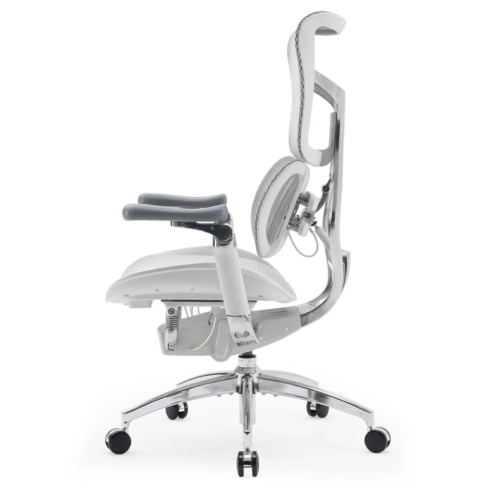 Weißer ergonomischer Bürostuhl mit Netzrücken, verstellbaren Armlehnen und Chromfuß.