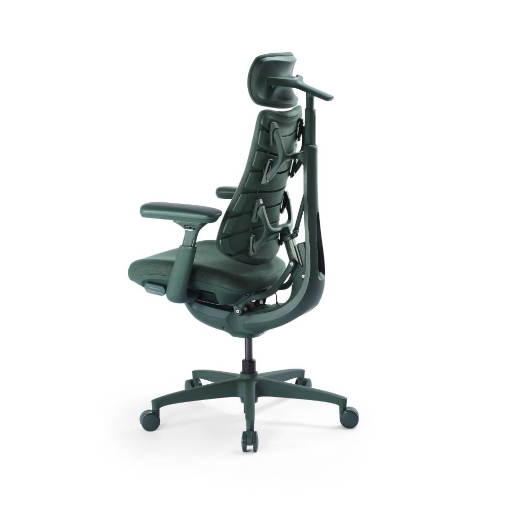 Ein dunkelgrüner ergonomischer Bürostuhl mit Kopfstütze und Armlehnen, auf Rollen.