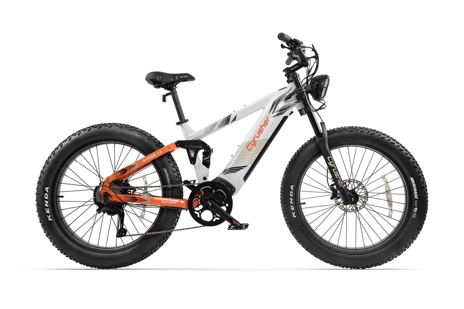 Ein weißes E-Bike mit dicken Reifen, orangefarbenen Akzenten und schwarzem Sattel.