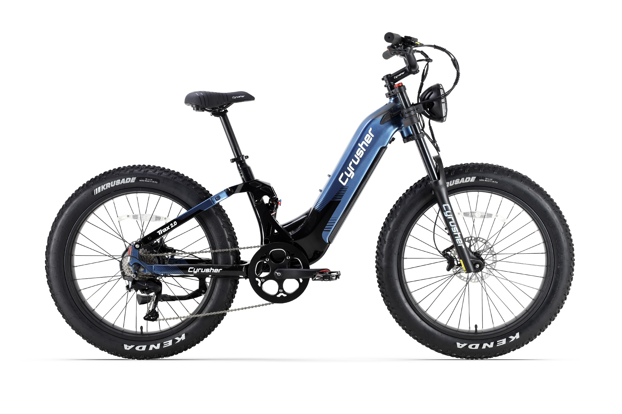 Blaues E-Bike mit fetten Reifen und Federung vor weißem Hintergrund.