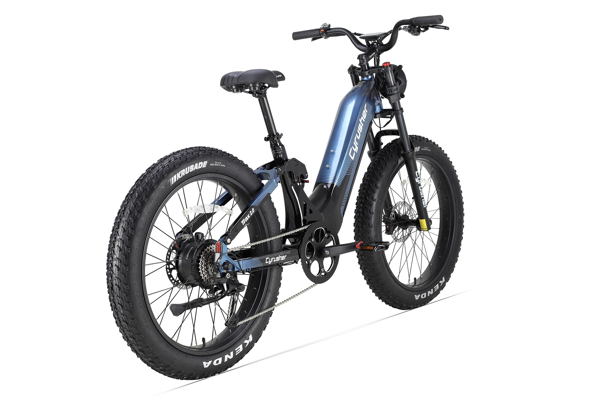 Ein blaues E-Bike mit dicken Reifen steht auf weißem Hintergrund.