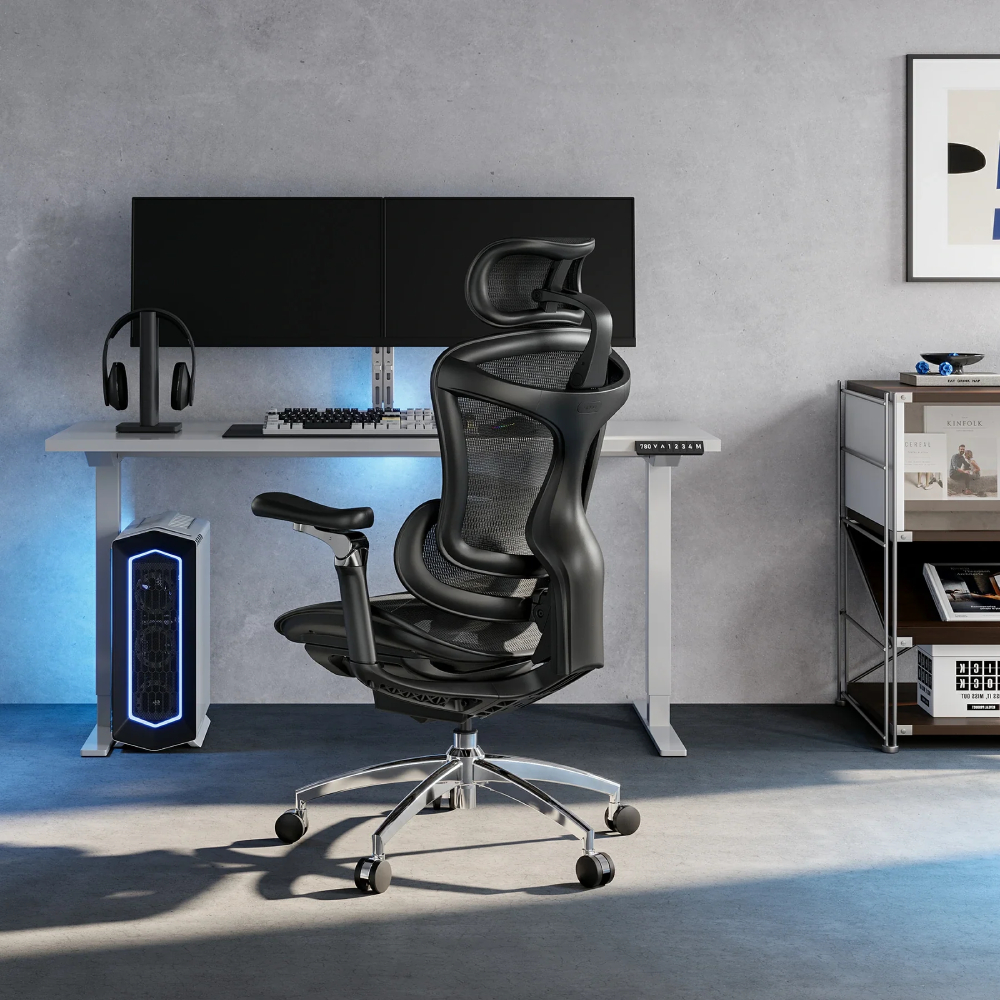 Schwarzer ergonomischer Stuhl in einem modernen Büro mit zwei Monitoren, PC und Kopfhörern.