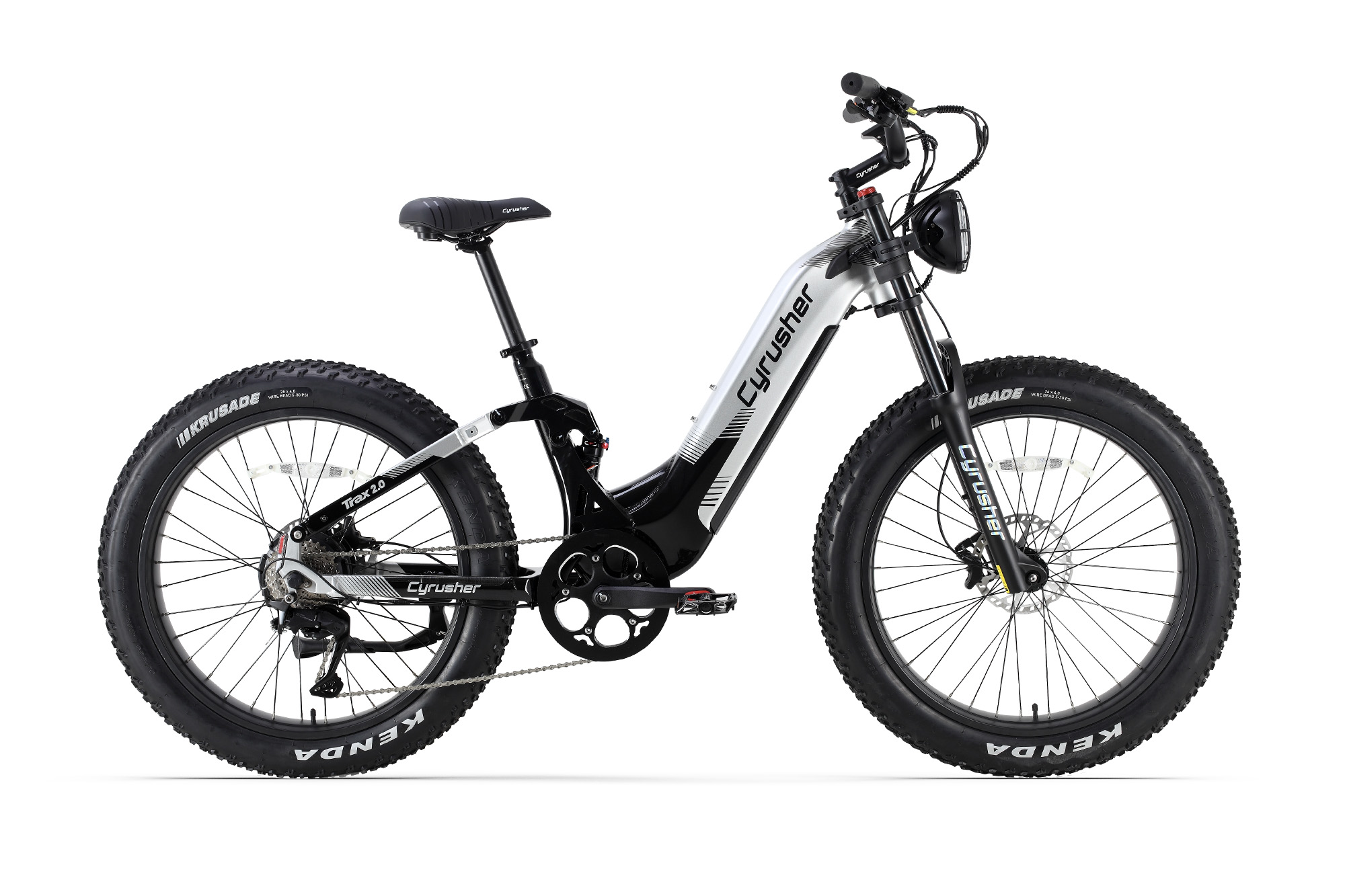 Ein silbernes und schwarzes E-Bike mit dicken Reifen und Federung steht vor einem weißen Hintergrund.