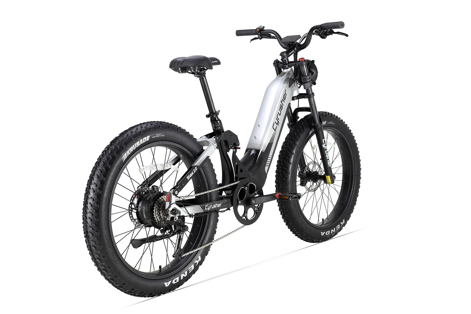 Ein silbernes E-Fatbike mit schwarzen Akzenten und dicken Rädern auf weißem Hintergrund.