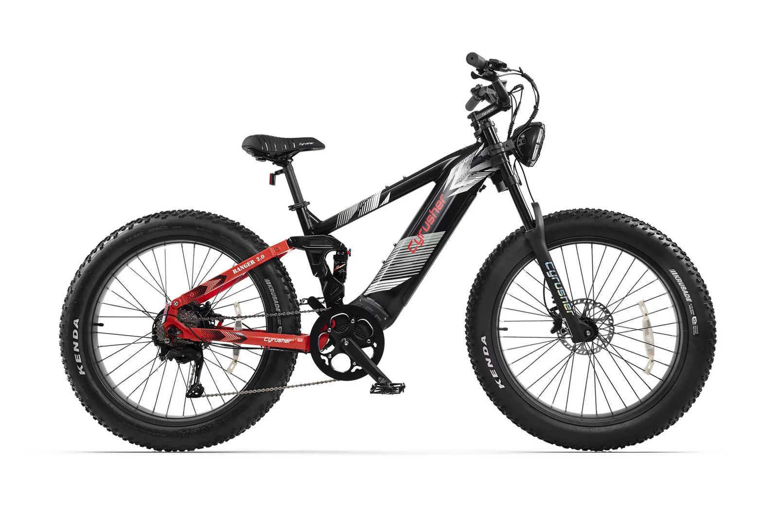 Schwarzes und rotes E-Fatbike mit Vollfederung, auf weißem Hintergrund.