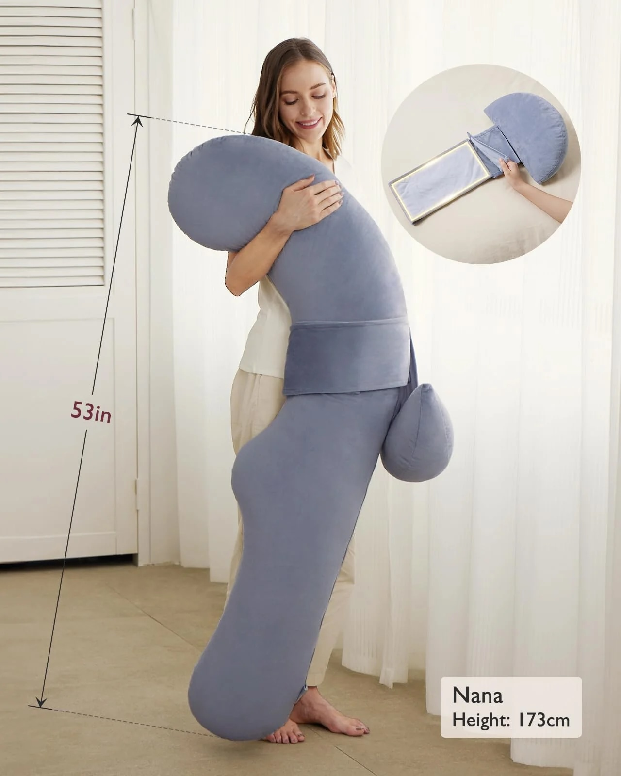 Une femme tient un long oreiller bleu. Les dimensions indiquées sont de 53 pouces.