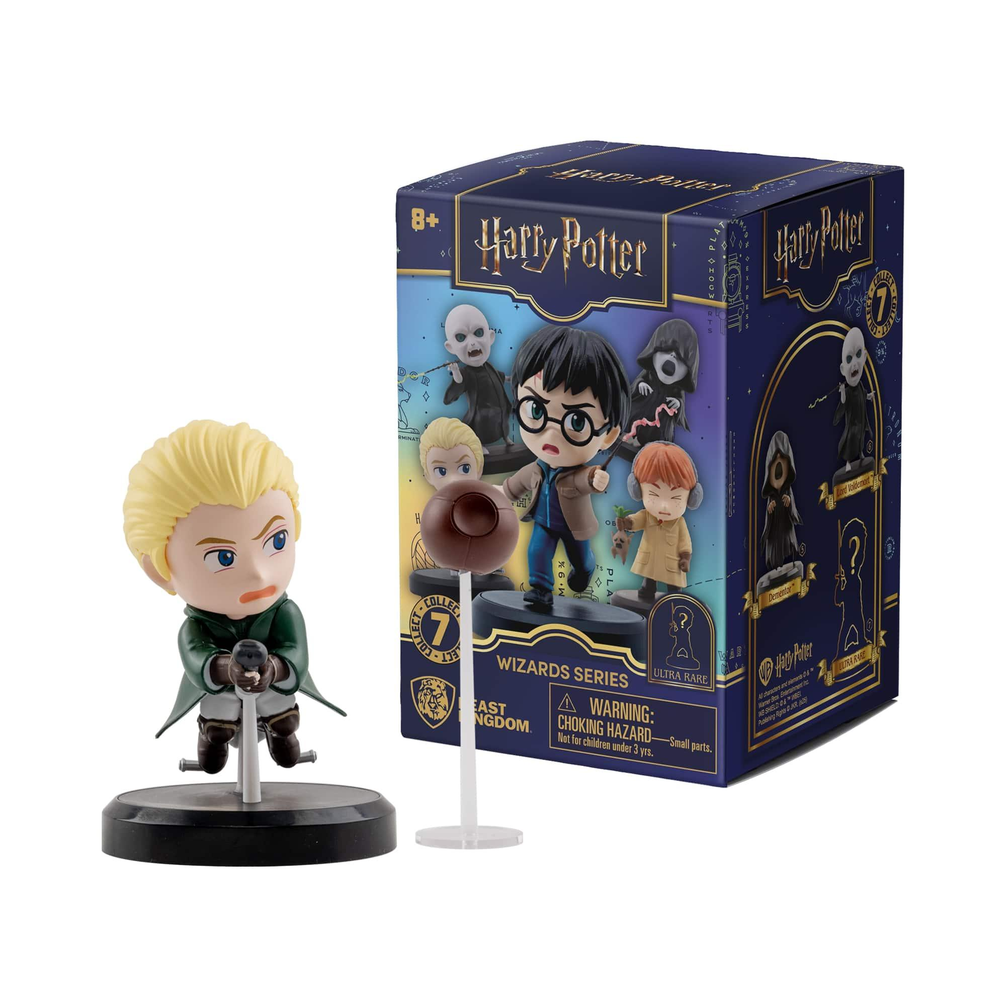 Una figura de Draco Malfoy está a la izquierda de una caja de Harry Potter Wizards Series, mostrando varios personajes.