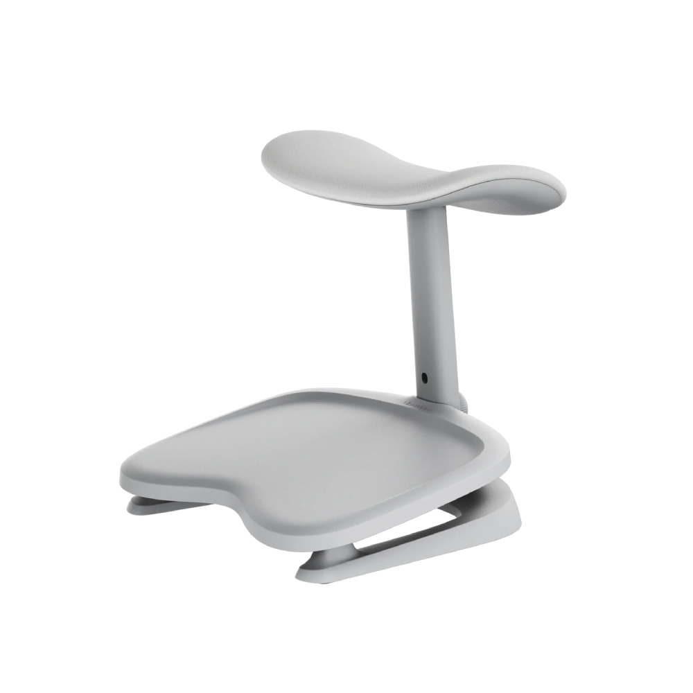 Uno sgabello ergonomico grigio con sedile a sella e base piatta.