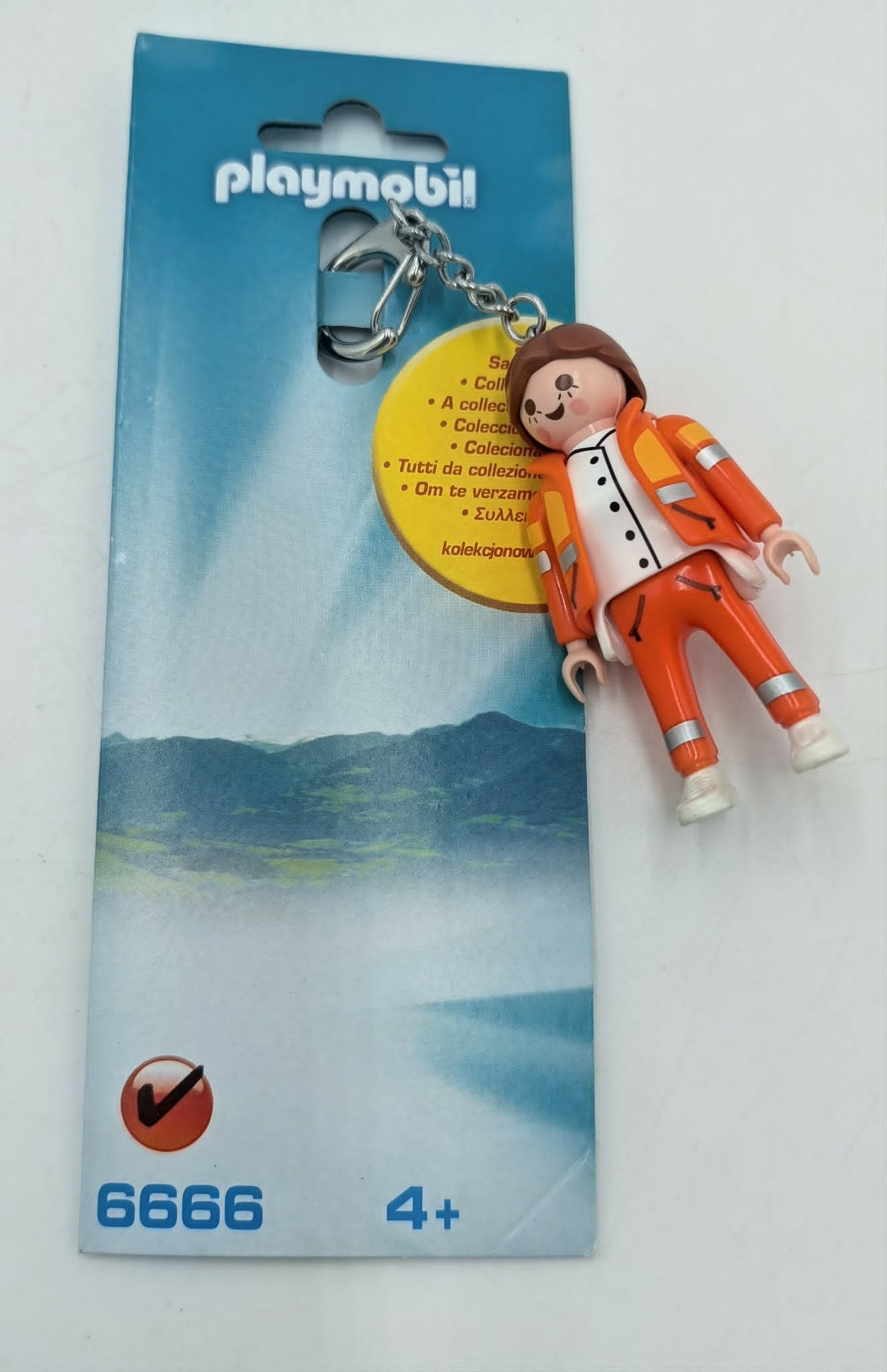 Portachiavi Playmobil con figura in abiti arancioni su confezione.