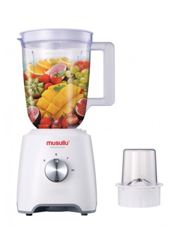 Meyve dolu beyaz blender, yanında küçük bir doğrayıcı bulunur.