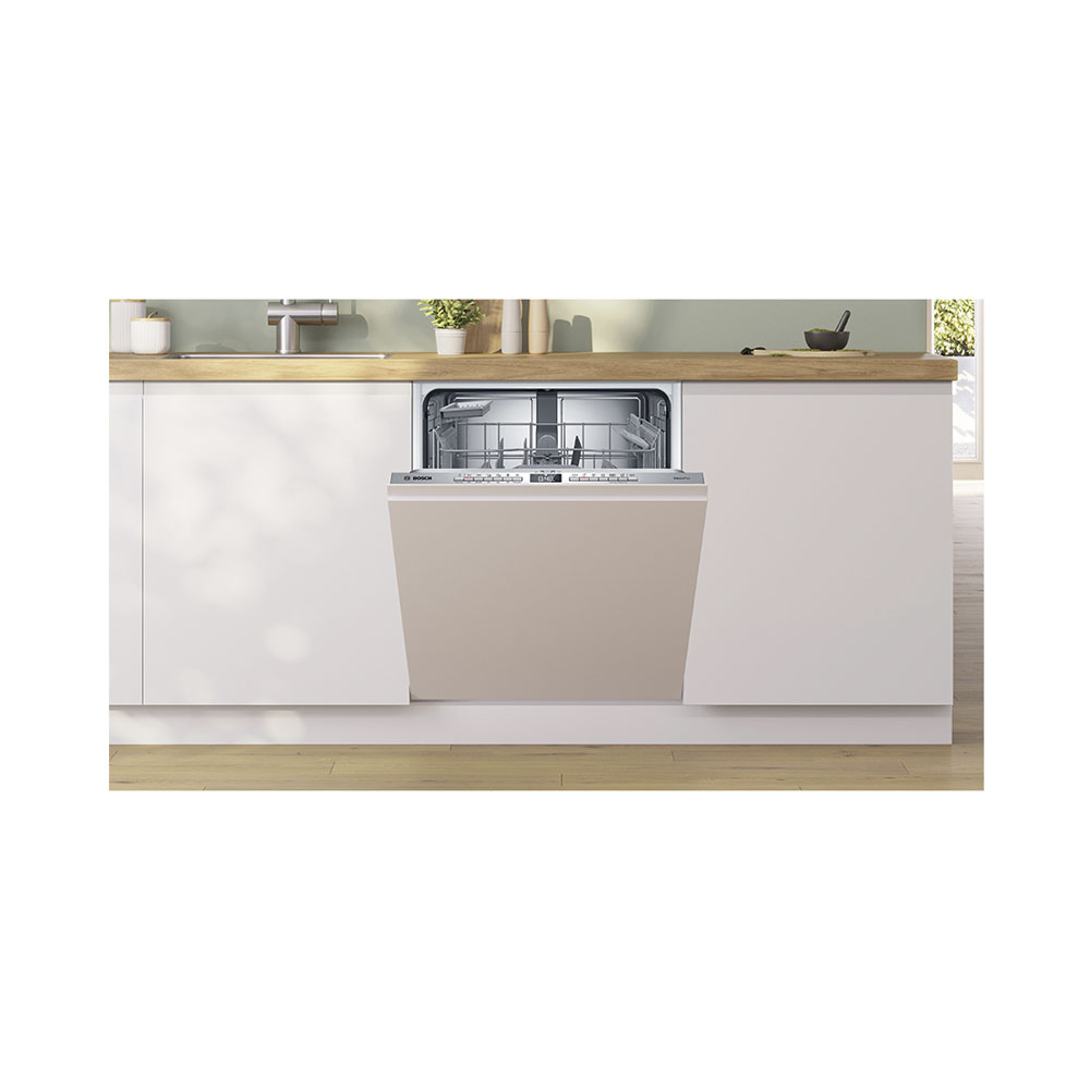 Un lave-vaisselle encastrable moderne, blanc, avec sa façade beige ouverte.