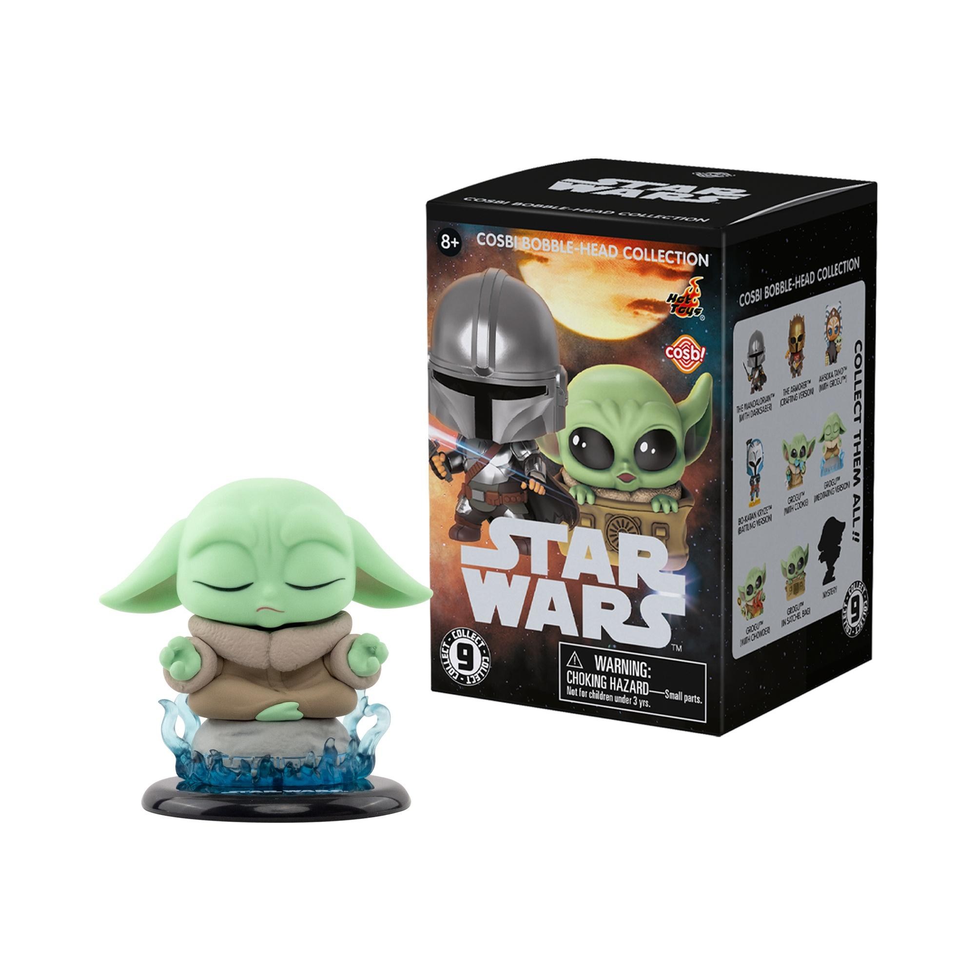 Una figura de Grogu de Star Wars medita sobre una base acuática azul, junto a su caja de colección.
