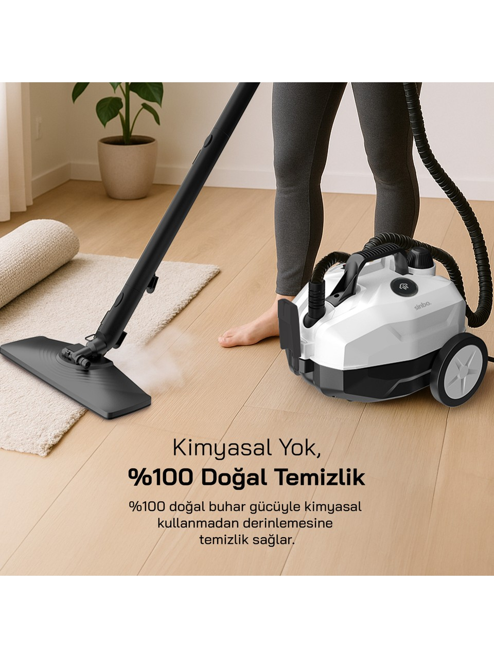 Bir kişi, yanında rulo yapılmış halı bulunan ahşap zeminde buharlı temizleyici kullanıyor.