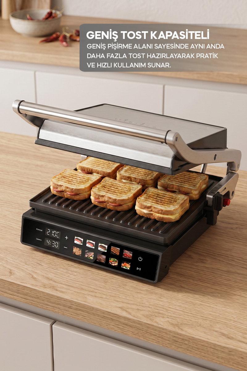 Açık tost makinesinde, grill plakalarında altı adet altın rengi tost.
