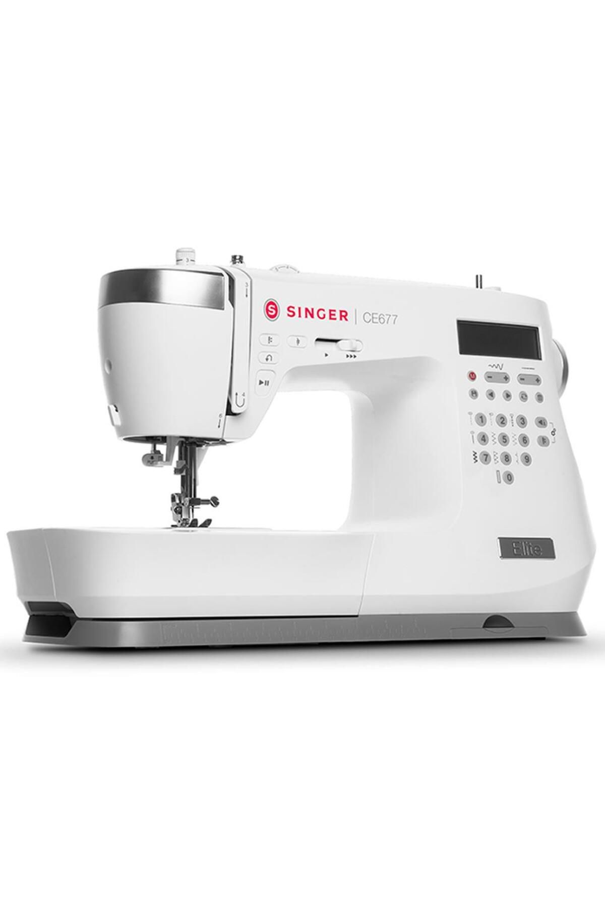 Gümüş aksanlı ve kontrol panelli beyaz Singer CE677 dikiş makinesi.