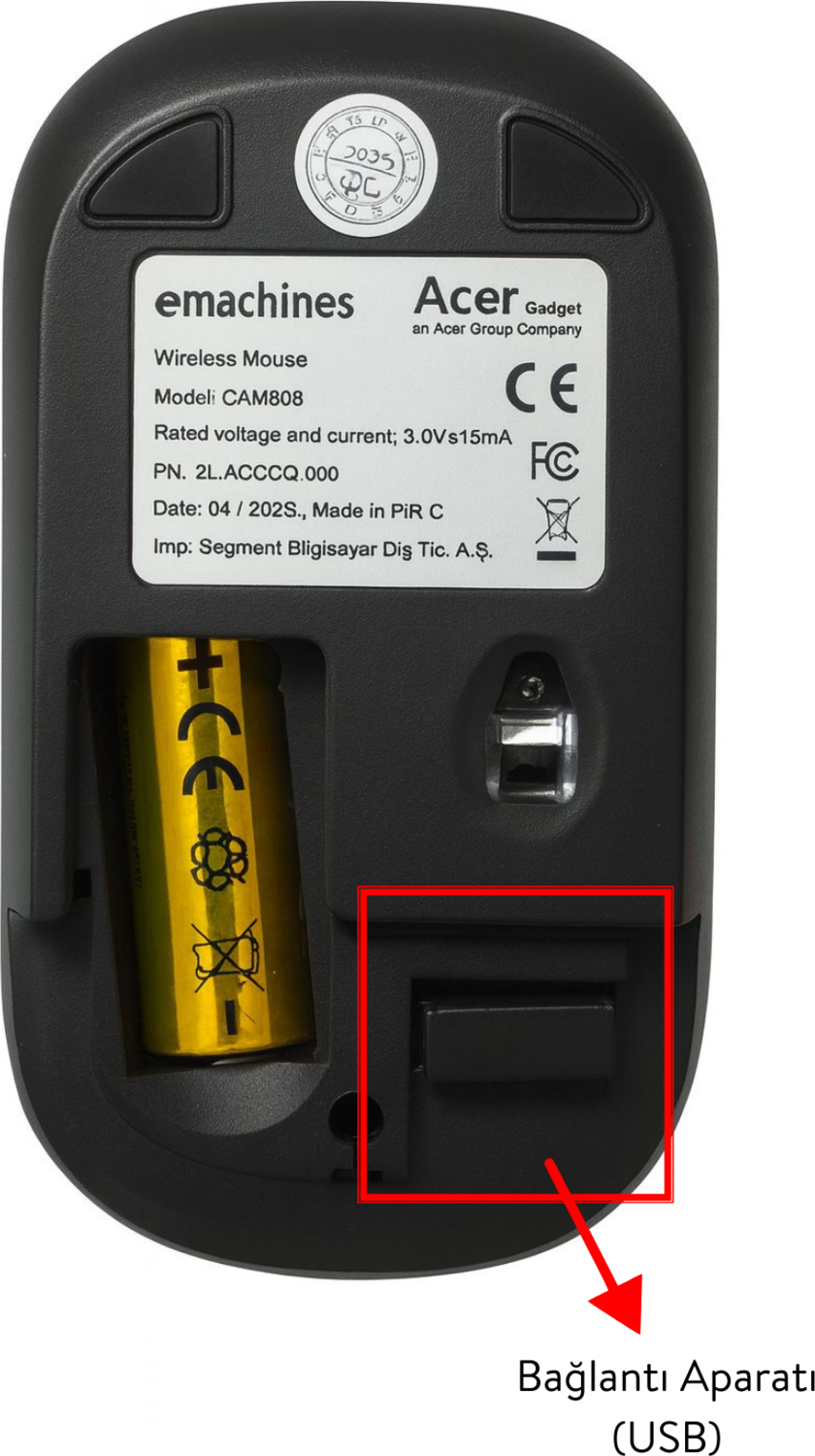 Pili ve USB bağlantı noktası görünen siyah bilgisayar faresi altı.