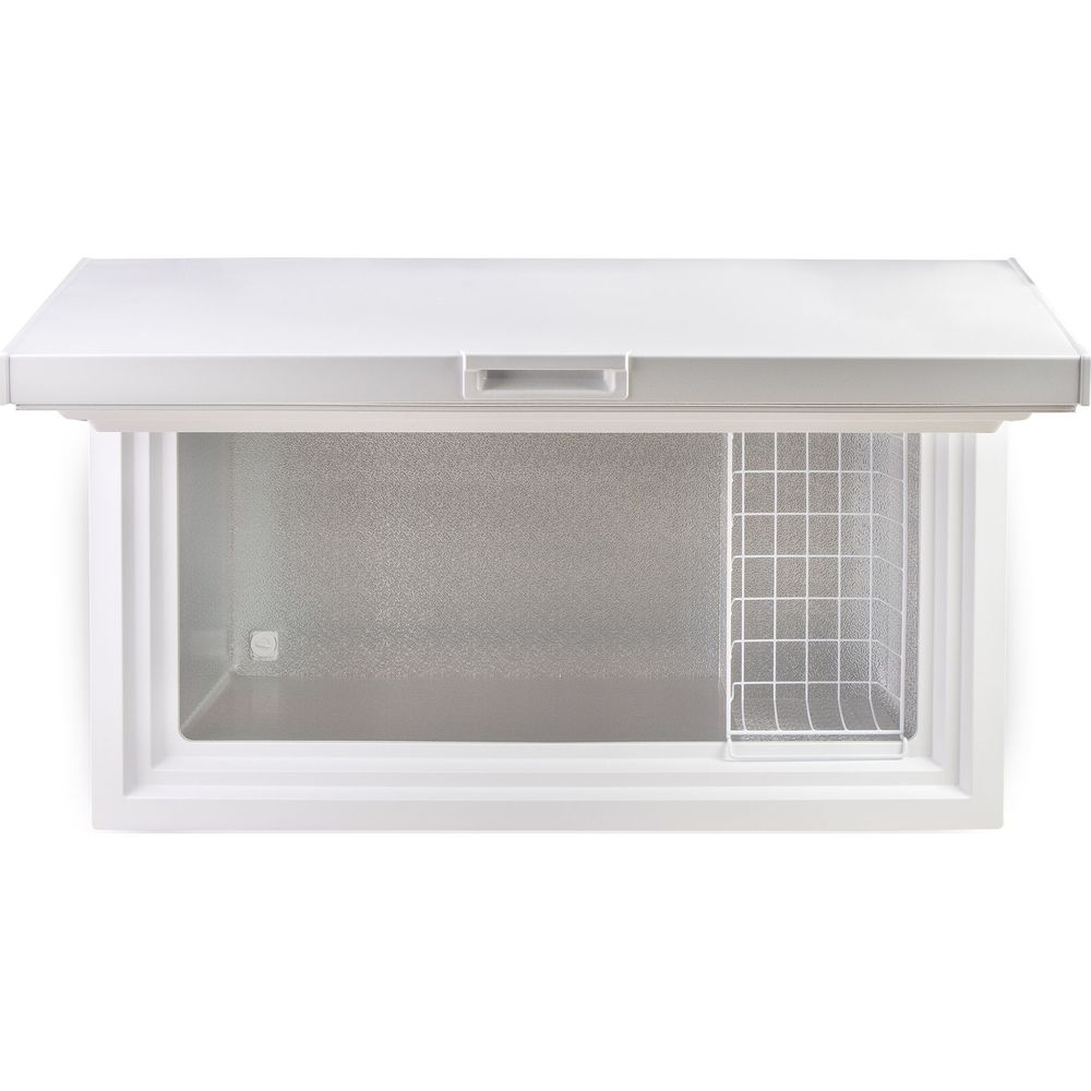 Un congelatore a pozzetto bianco con coperchio aperto e un cestello metallico all'interno.