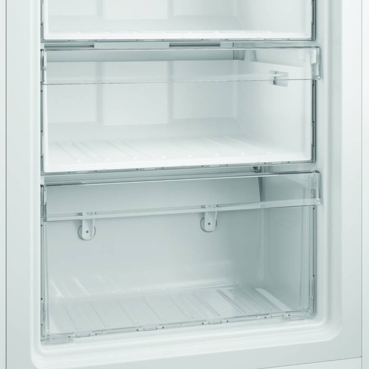 Interno di un frigorifero bianco con due cassetti trasparenti e ripiani.