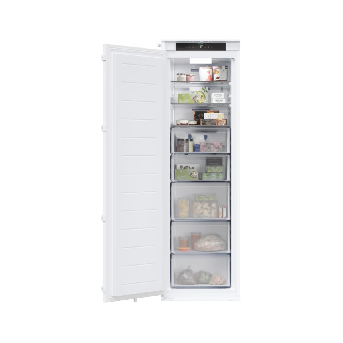 Un congelatore verticale bianco con porta aperta, rivela cassetti e ripiani pieni di cibo.