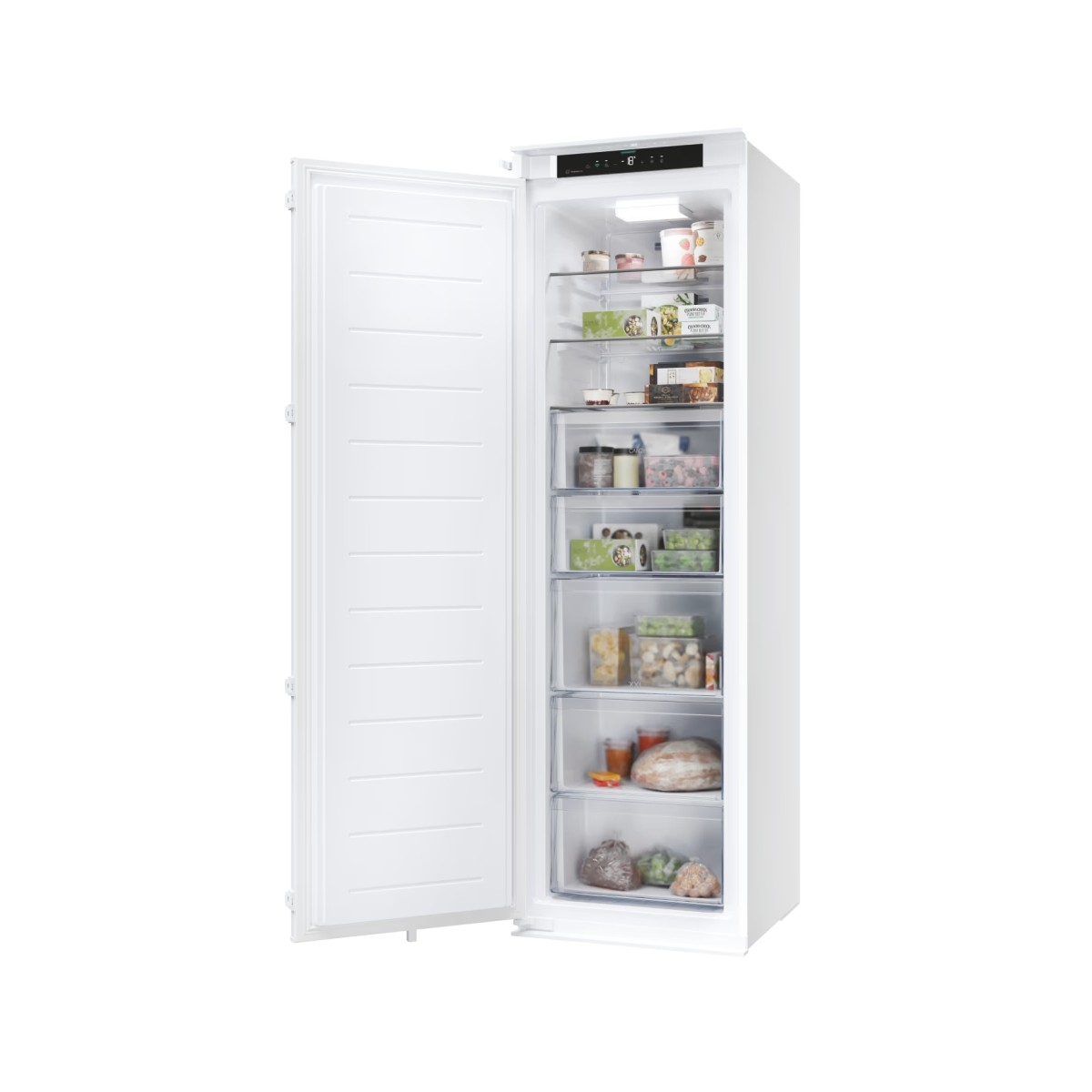 Un congelatore verticale bianco con porta aperta, pieno di cibi surgelati.