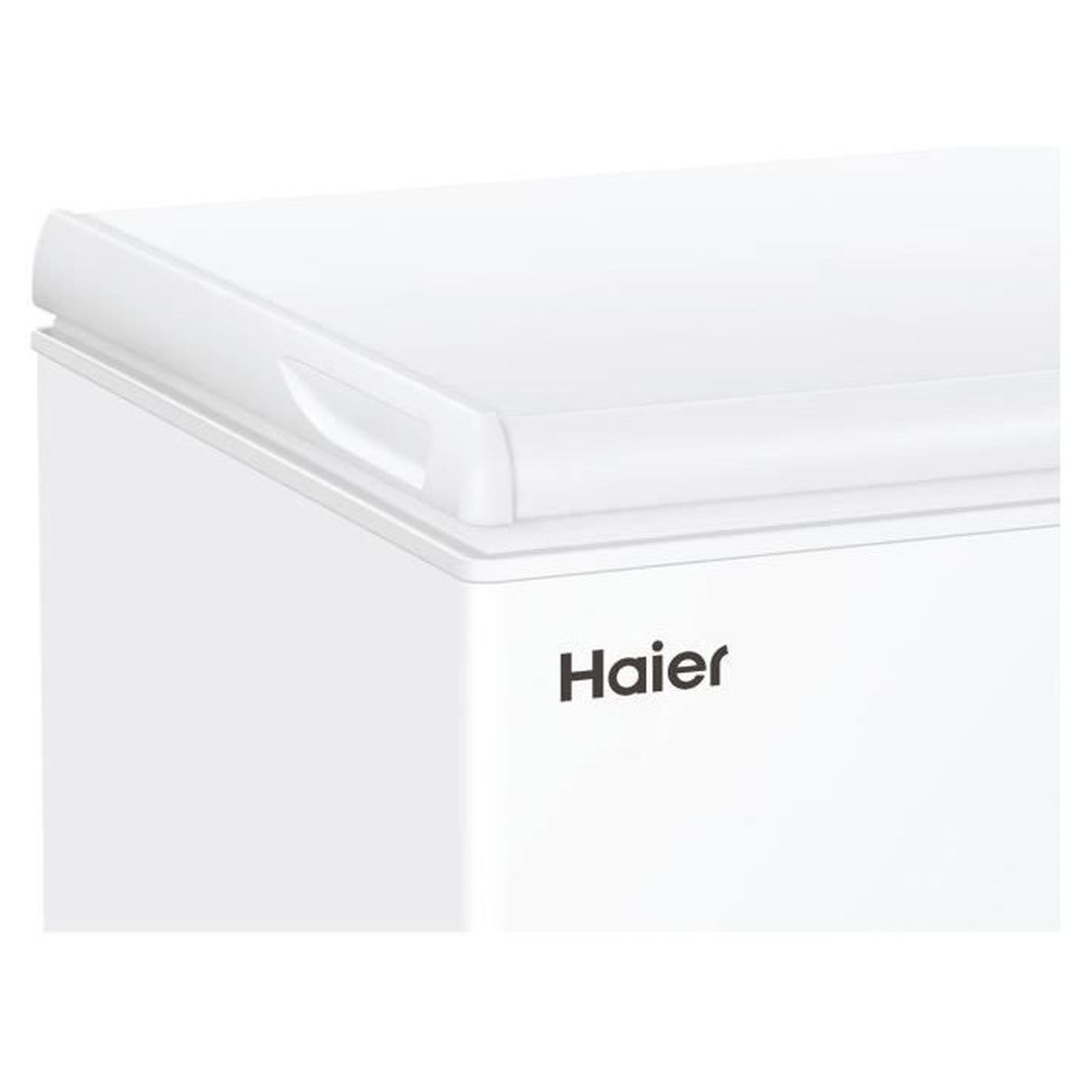 Un congelatore bianco Haier con maniglia sul coperchio.