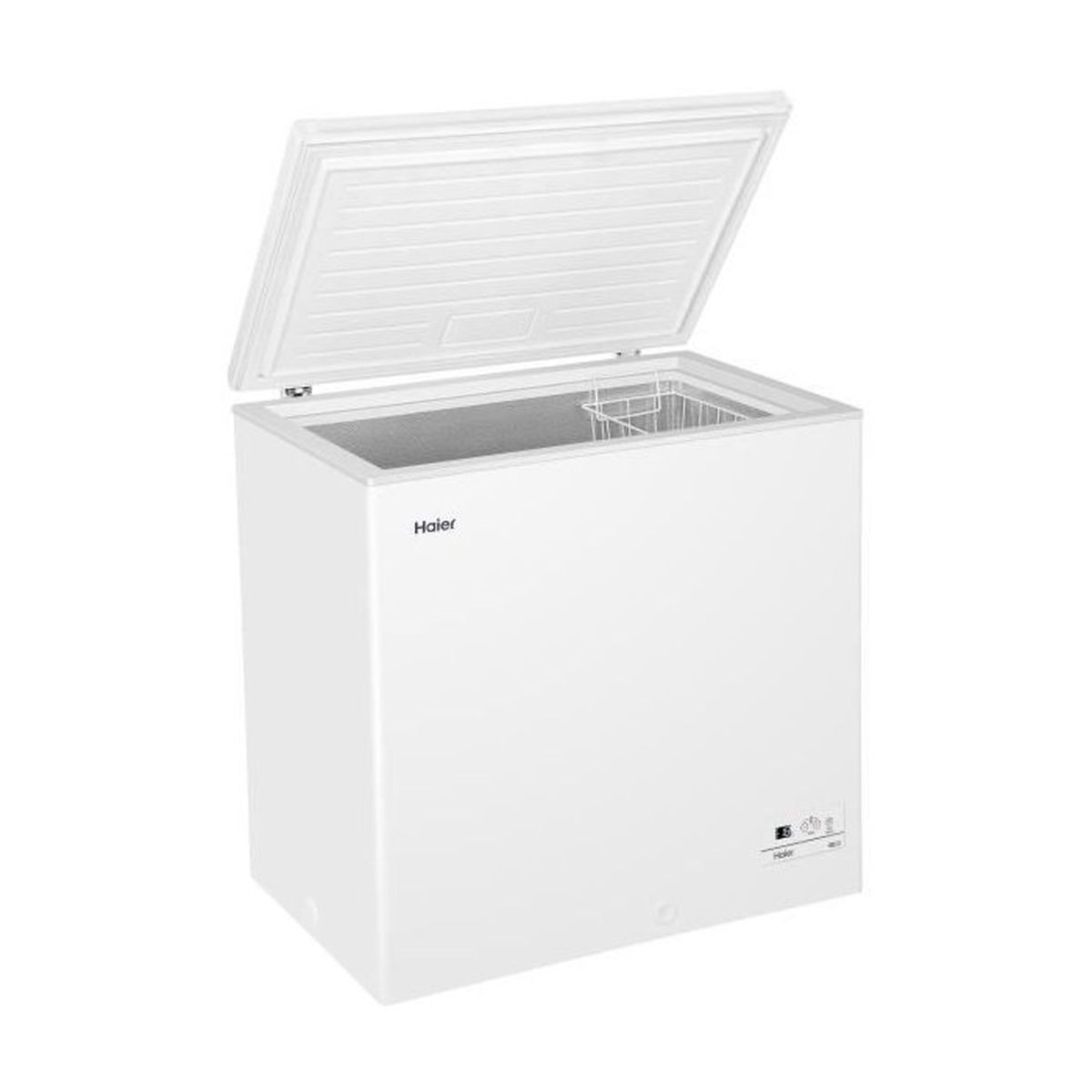 Un congelatore a pozzetto bianco Haier con coperchio aperto, che rivela un cestello metallico all'interno.
