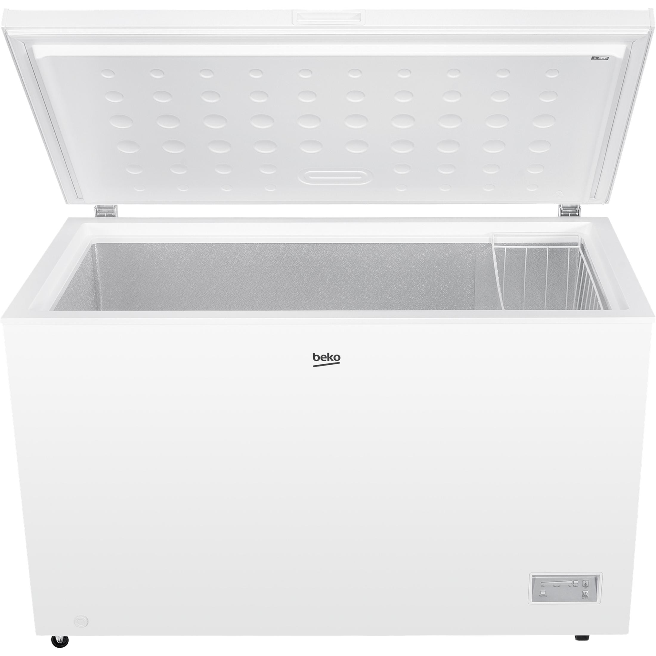 Un congelatore a pozzetto Beko bianco con coperchio aperto.