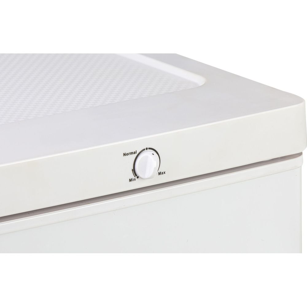 Un congélateur blanc avec un bouton de réglage de température marqué min, normal et max.