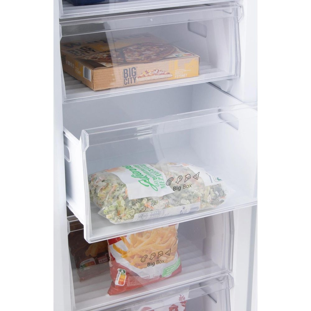 Cassetto congelatore con pizza, verdure miste e patatine fritte.