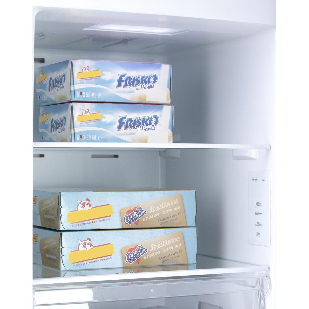 Due scatole di gelato Frisko vaniglia e due scatole di gelato Comets d'Amour.