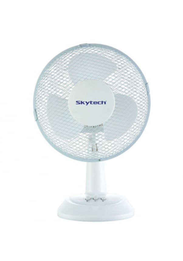 Izgarada Skytech logosu olan beyaz bir masa vantilatörü.