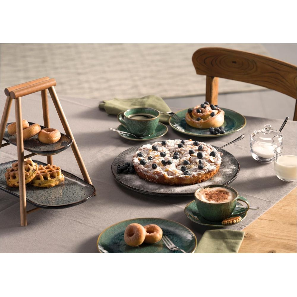 Ein Tisch mit Kaffee, Kuchen, Gebäck und Blaubeeren.