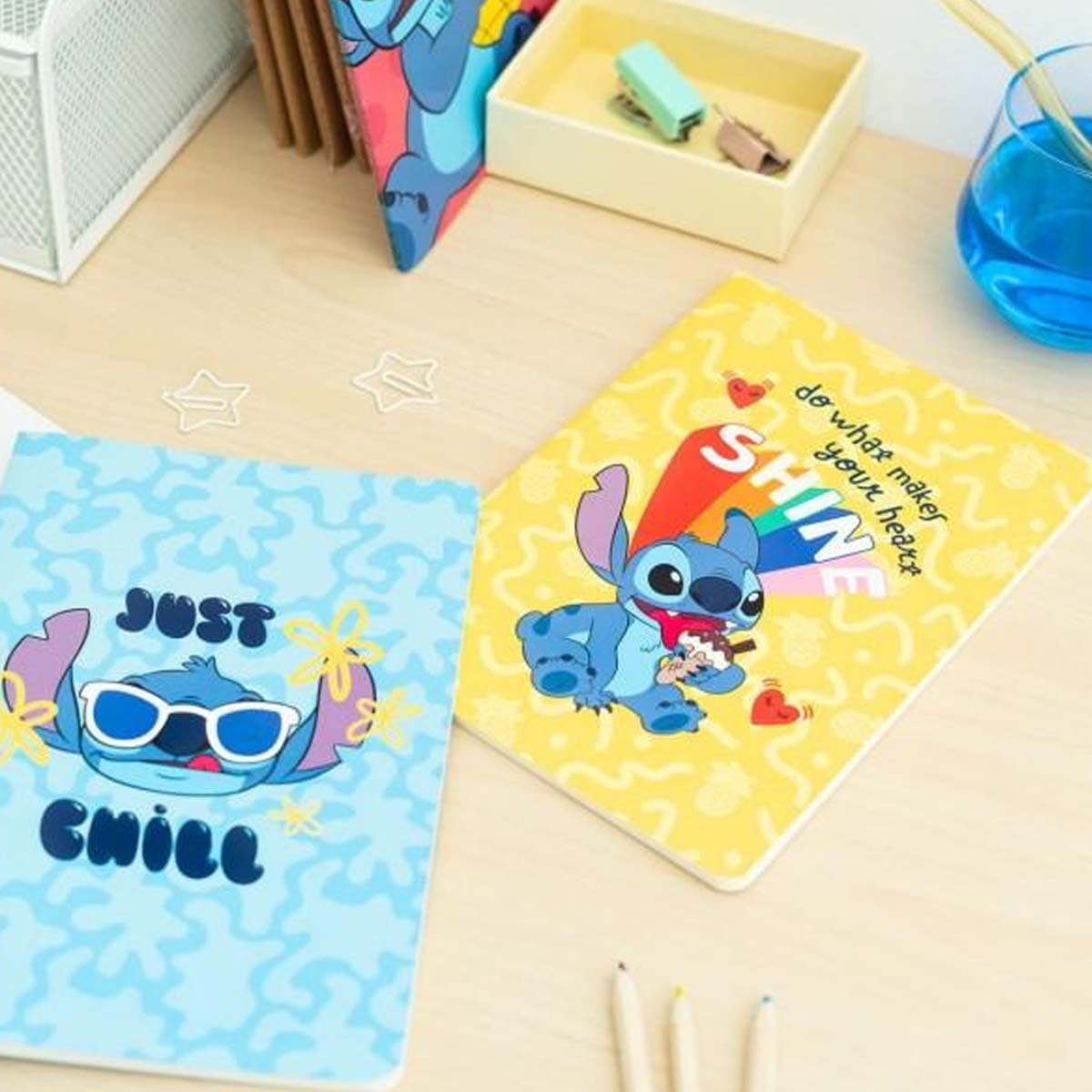 Zwei Notizbücher mit Stitch. Eines ist hellblau mit "just chill" und eines ist gelb mit "shine".