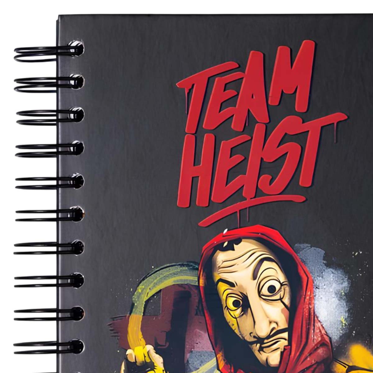Ein Notizbuch mit einem roten "TEAM HEIST"-Logo und einem Dali-Masken-Charakter.