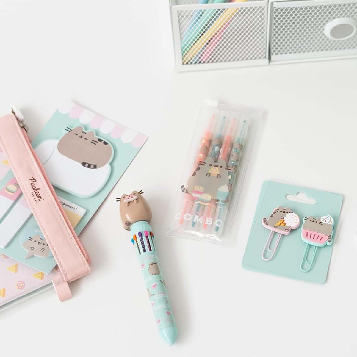 Schreibtisch mit Pusheen-Schreibwaren: Stift, Haftnotizen, Büroklammern und Stifte in einem Halter.