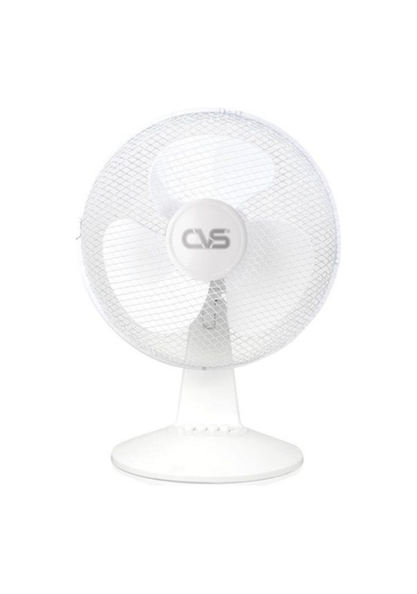Izgarasında gümüş CVS logosu bulunan beyaz bir masa vantilatörü.