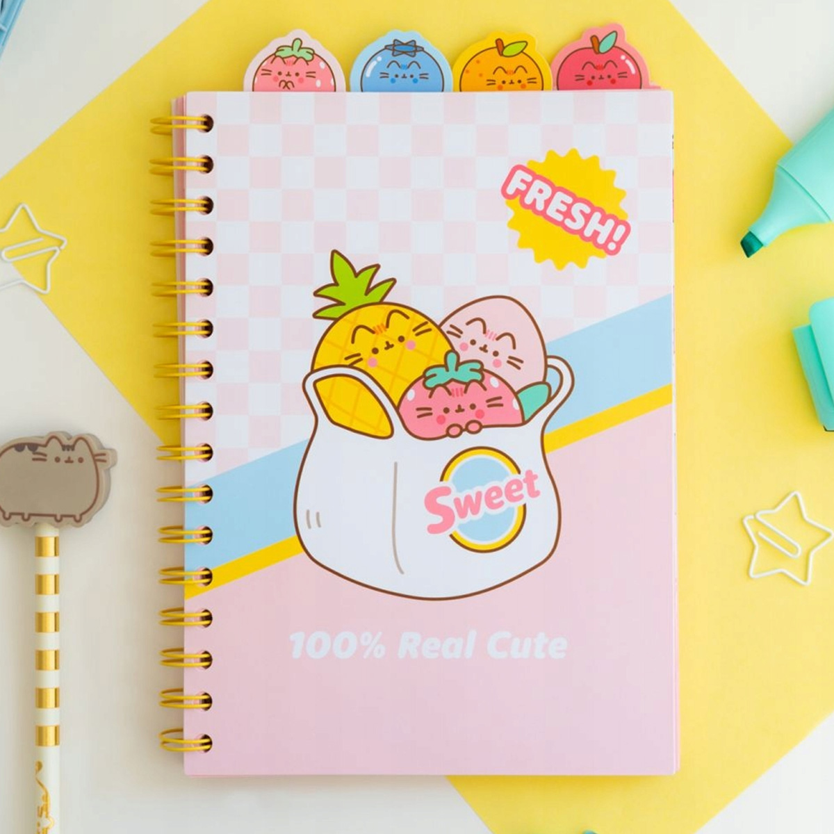 Notizbuch mit süßen Früchten und Katzengesichtern, sagt 'Sweet' und 'Fresh!'