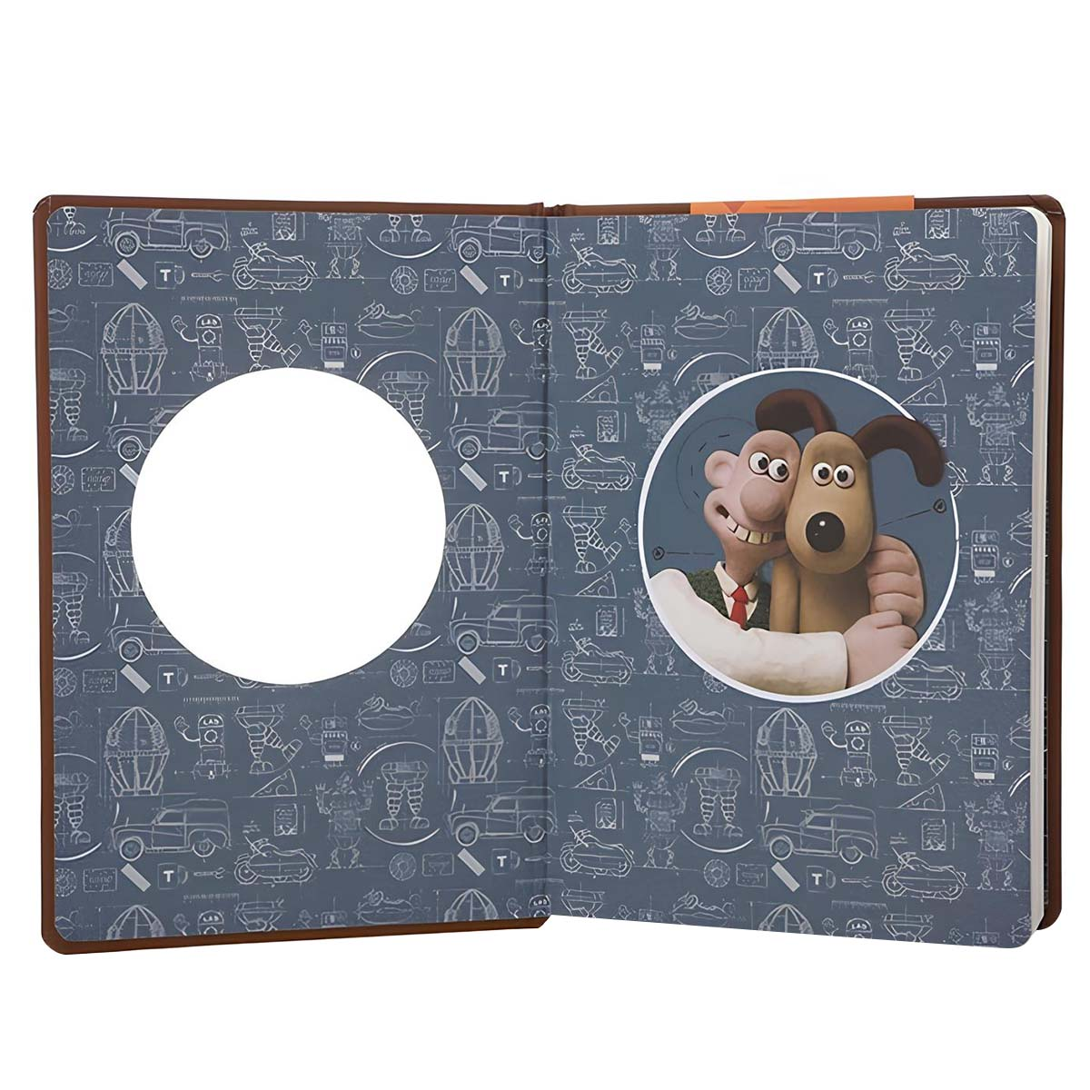 Eine aufgeschlagene Mappe mit technischem Muster und Wallace & Gromit im Kreis.