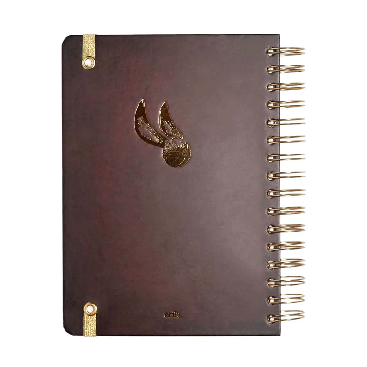 Dunkelbraunes Notizbuch mit goldenem Schnatz-Emblem und Spiralbindung.