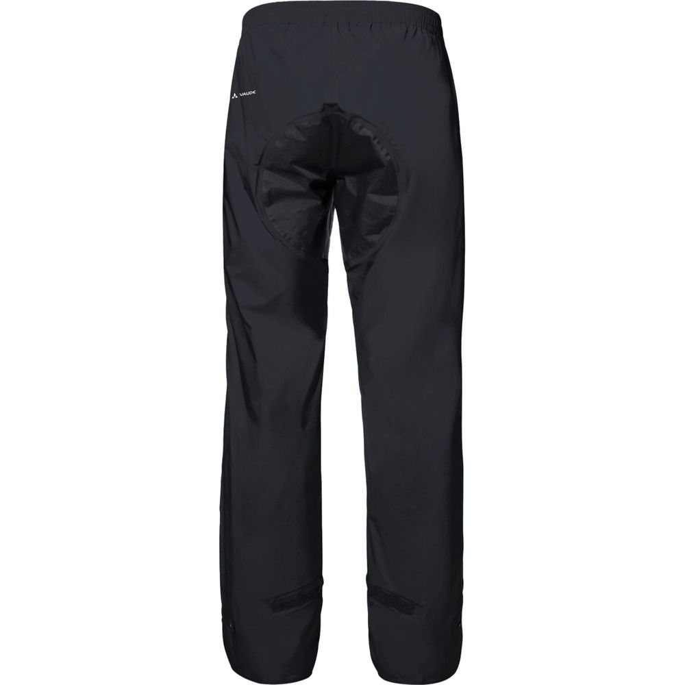 Schwarze, wasserdichte Hose mit Vaude-Logo und rundem Einsatz am Gesäß.