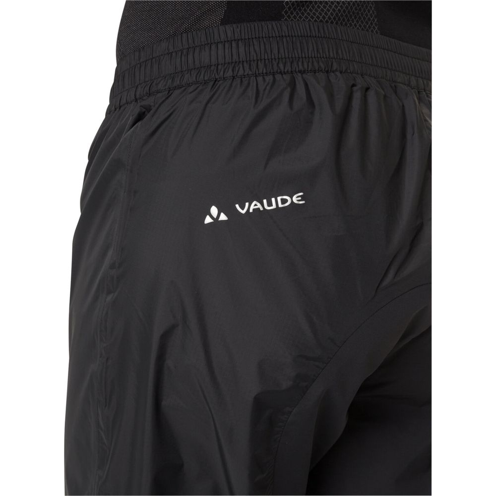 Schwarze Hose mit Vaude-Logo auf der linken Seite.
