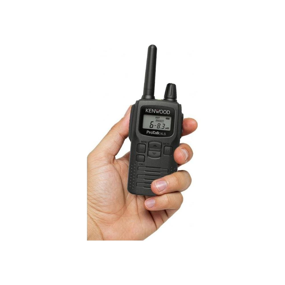 Una mano tiene una radio Kenwood ProTalk Xls nera con antenna e display.