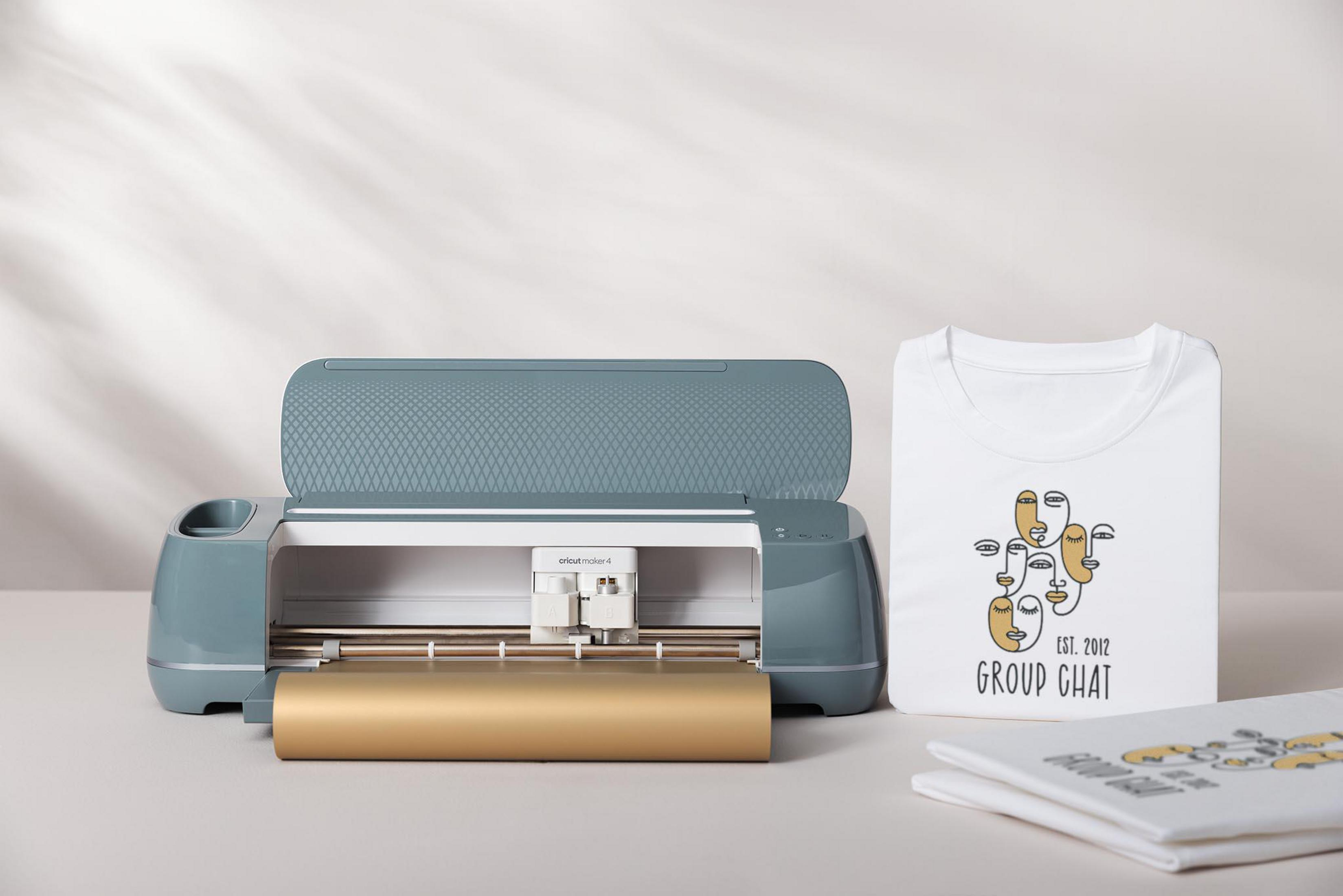 Ein blauer Schneidemaschine mit einer goldenen Rolle und einem weißen T-Shirt daneben.
