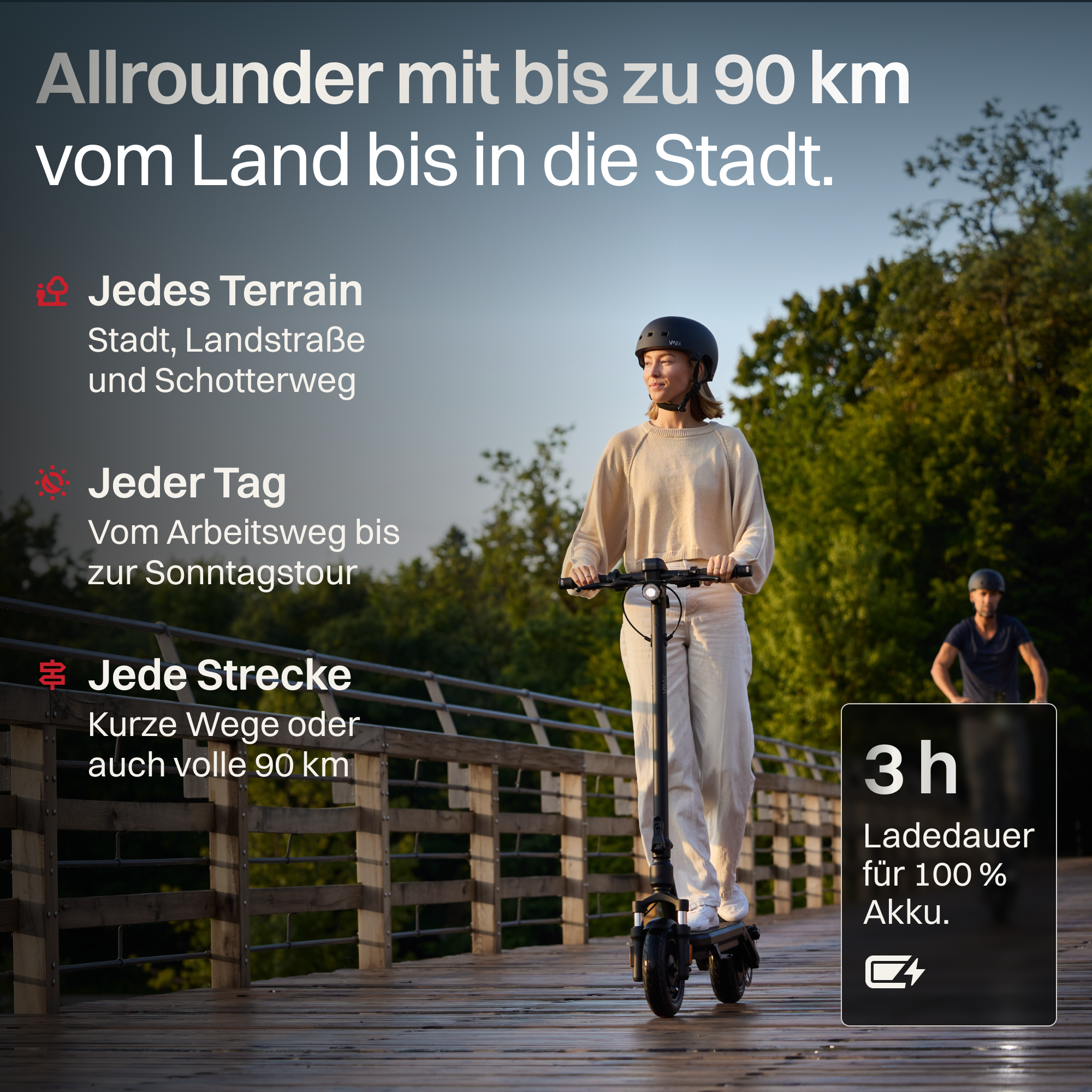 Frau fährt E-Scooter auf Holzbrücke, Mann im Hintergrund. Text: 3h Ladedauer.