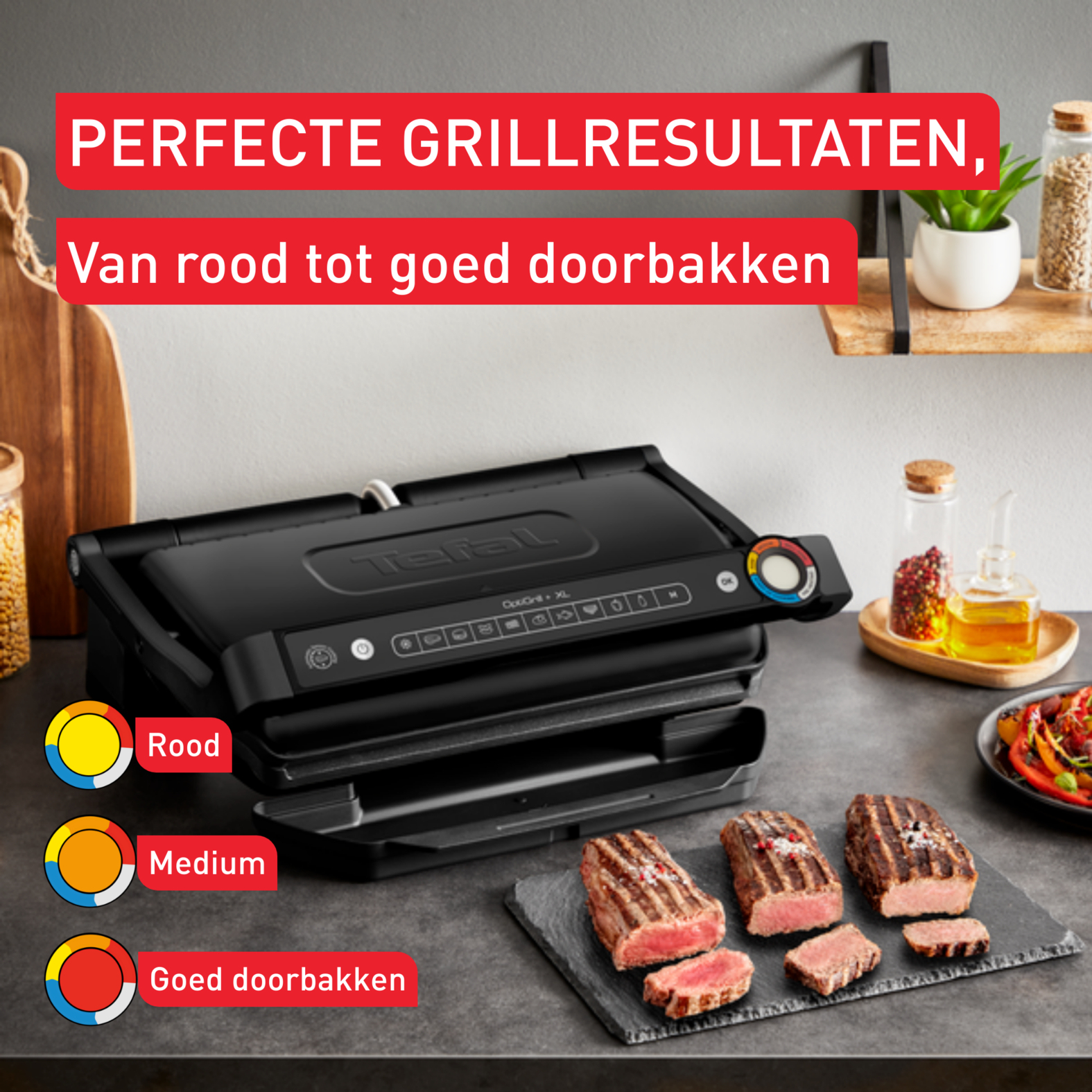Ein schwarzer Kontaktgrill mit gegrilltem Steak auf einem Schieferbrett.