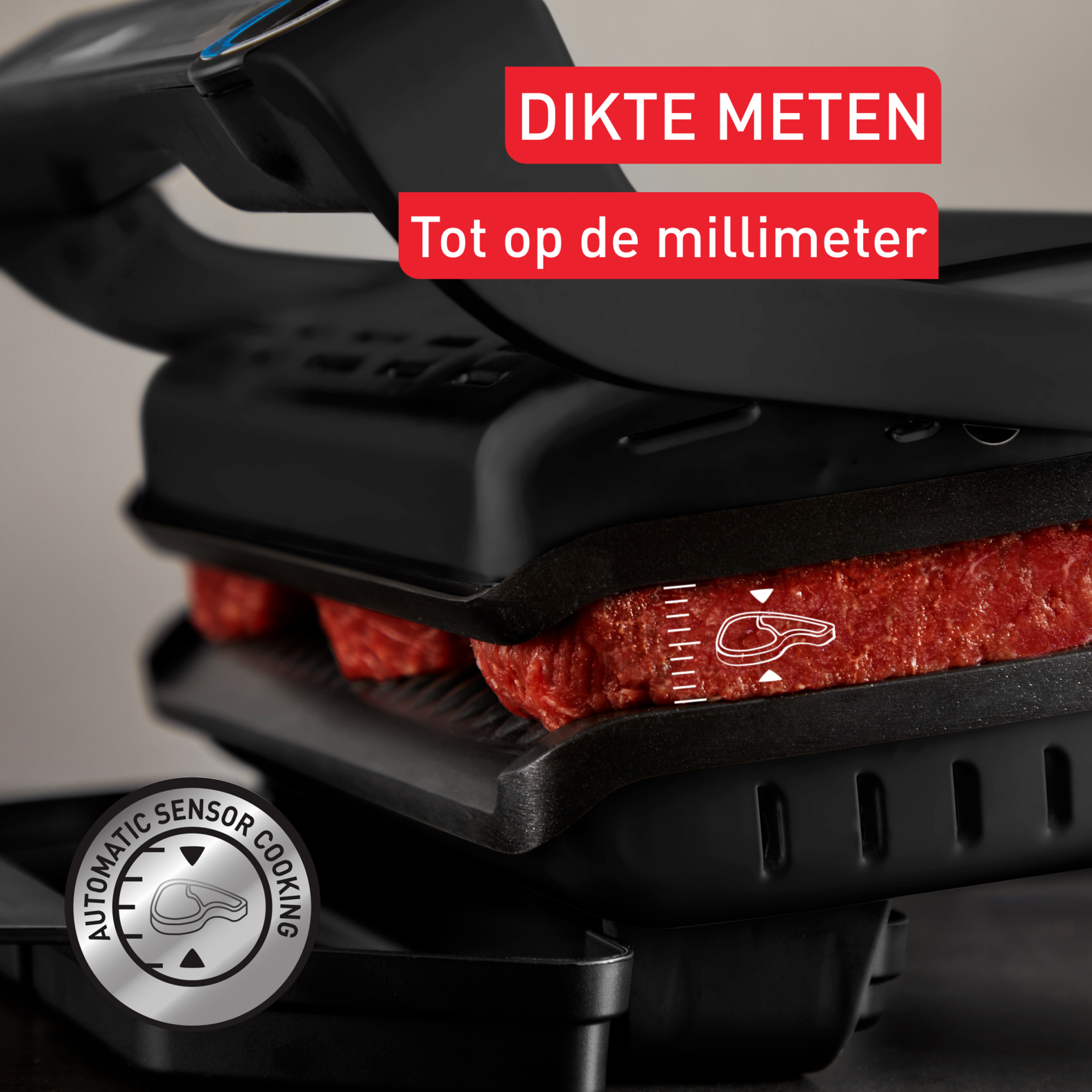 Ein schwarzer Kontaktgrill mit rohem Fleisch und einer "Dikte meten" Anzeige.