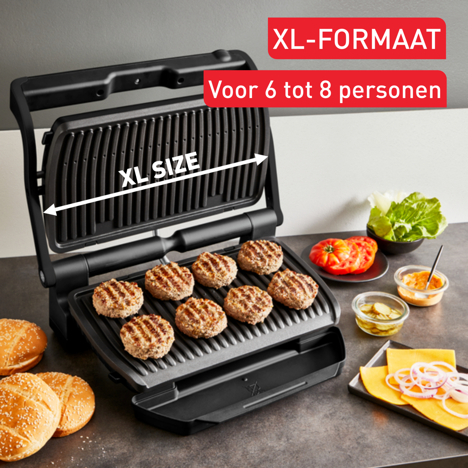 Ein offener XL-Grill mit 8 Pattys, Brötchen, Tomaten, Salat, Gurken, Käse und Sauce.